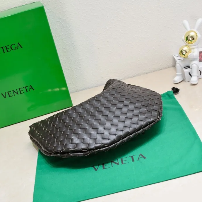 Original leather, batch 2060, the old-money style BV Sardine large size has been shipped🔥 Nowadays, many fashionable, rich and tasteful Jimei people are carrying the same bag invariably. It’s Bottega Veneta Sardine! Because this BV Sardine bag is so beautiful and high-end! The arc-shaped intrecciato woven bag body, paired with metal sardine handles, looks like a work of art, allowing people to ponder and appreciate it. Currently Sardine has launched three sizes for everyone to choose from. This is the largest size🉑️hand-held🉑️armpit🉑️single shoulder🉑️crossbody. It is a very high-quality and relatively niche treasure model. It will be very special when you carry it when you go out. It allows you to have the freedom of carrying a bag. Sisters go crazy. Style number: 7468-1# Size: 39*31*12cm